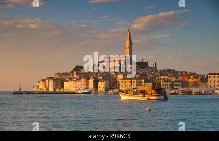 Blick auf die Stadt Rovinj in Kroatien. Sonnenuntergang geschossen von der Altstadt zum Hafen, in dem Yachten in goldenem Licht Sonnen Stockfoto