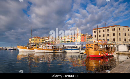 Blick auf den Hafen der Stadt Rovinj in Kroatien. Boote vor bunten Häusern Stockfoto