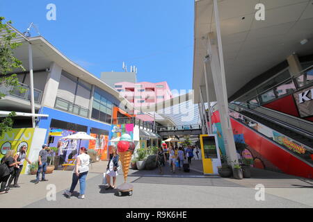 Menschen besuchen shopping Docklands street in Melbourne, Australien Stockfoto