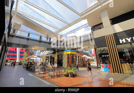 Menschen besuchen shopping Docklands street in Melbourne, Australien Stockfoto