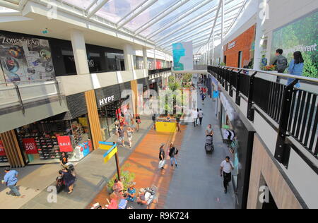 Menschen besuchen shopping Docklands street in Melbourne, Australien Stockfoto