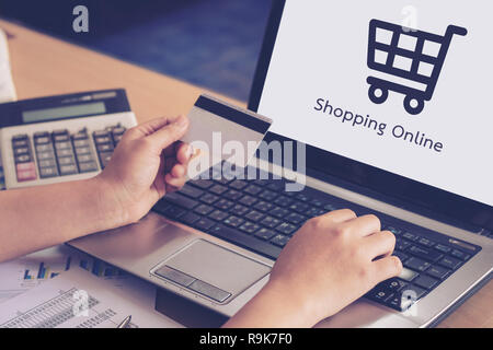 Online Shopping Konzept: Frau Hand, die Kreditkarte und mit Laptop online Zahlung Online, Online shopping Stockfoto