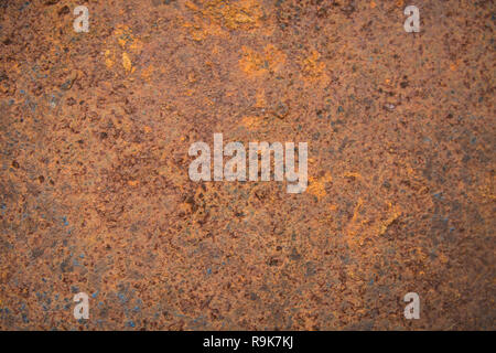 Braune Rostflecken Textur des alten weißen Farbe auf rostiges Metall Wand. Rostiges Metall Hintergrund. Stockfoto