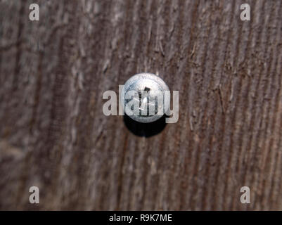 Die Schraube an der Board Struktur Makro, Russland Stockfoto