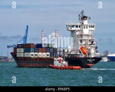 Container Feeder Schiff Stockfoto