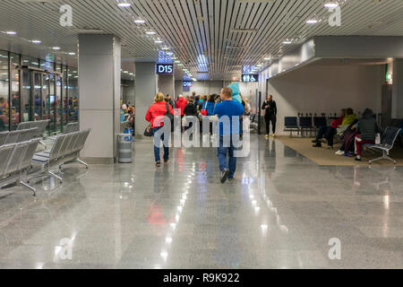 Reisende mit Koffern zu Fuß durch den Flughafen. Passagiere Spaziergang durch den Flughafen Stockfoto