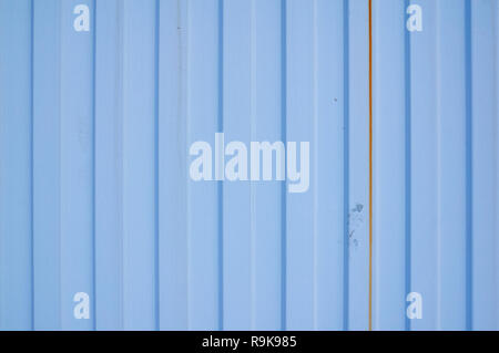 Textur einer Metallzaun aus dem Profil eines blauen Blatt mit vertikalen Linien. Stockfoto