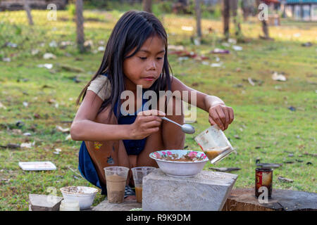 Thakhek, Laos - 19. April 2018: Lokale chil spielen eine Mahlzeit mit Schlamm aus einem Fluss in einer abgelegenen ländlichen Gegend von Laos zu machen Stockfoto