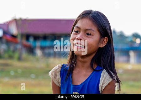 Thakhek, Laos - 19. April 2018: Lokale Mädchen in einem abgelegenen Dorf in der Landschaft von Laos lächelnd Stockfoto