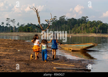 Thakhek, Laos - 19. April 2018: Kinder und ein Hund zu Fuß durch einen makabren Panorama in einer abgelegenen Gegend der ländlichen Laos Stockfoto