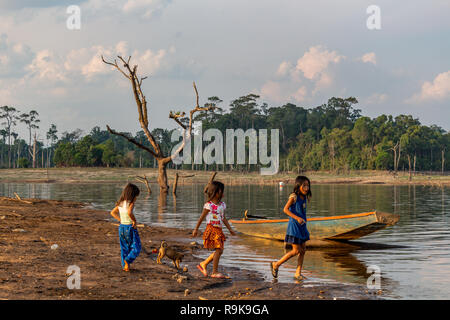 Thakhek, Laos - 19. April 2018: Kinder und ein Hund zu Fuß durch einen makabren Panorama in einer abgelegenen Gegend der ländlichen Laos Stockfoto