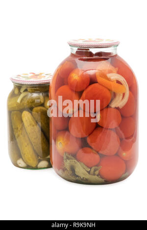 Gläser mit eingemachten Tomaten und Gurken Stockfoto