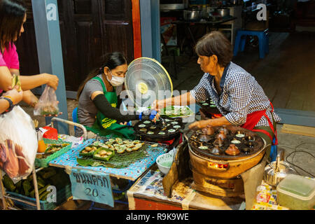 NAKHON PHANOM, THAILAND - 21.Oktober 2018: Frau monger verkaufen Art Thai Süßigkeit in Nakhonphanom Walking Street Markt Stockfoto