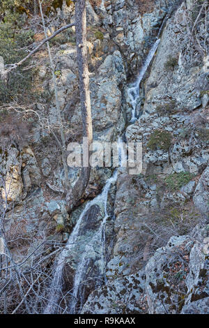 Mountain River Landschaft. Seidig glatte Stream von klarem Wasser durch kleine Kaskaden Stockfoto