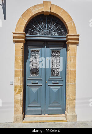 Klassischer Stil alte hölzerne mittelalterlichen Vintage blau lackierte Tür mit Klopfer in Valletta, Malta. Stockfoto