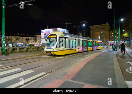 Mailand, Italien - ca. November 2017: Straßenbahn in der Stadt Mailand. Stockfoto