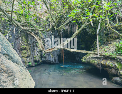 Bäder der Aphrodite Grotte mit Teich und Quellwasser Stockfoto