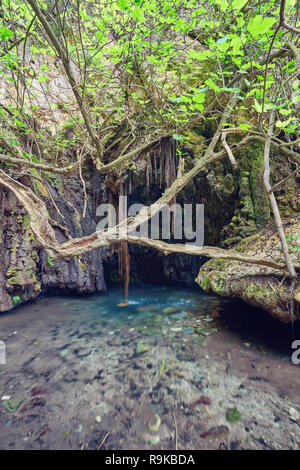 Bäder der Aphrodite Grotte mit Teich und Quellwasser Stockfoto