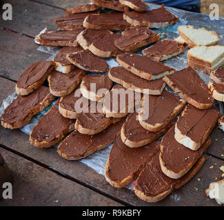 Toast mit Erdnussbutter auf einem Ton Platte in einem rustikalen Stil Stockfoto