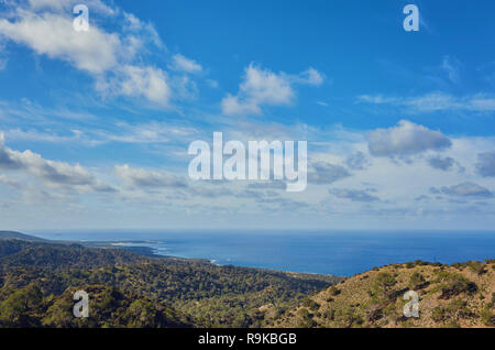 Blick über einen Campingplatz in Richtung Chrysohou Bay, Laatchi, Polis und das Troodos-Gebirge, Akamas-Halbinsel, Paphos, Zypern. Stockfoto