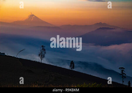 Sonnenaufgang in den Anden Dorf Machinguì, mit Vulkane Cotopaxi, Cayambe, Ecuador Stockfoto