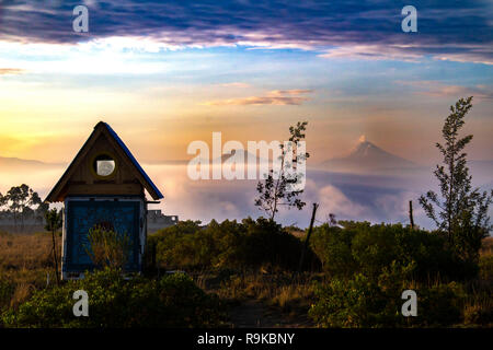 Sonnenaufgang in den Anden Dorf Machinguì, mit Vulkane Cotopaxi, Cayambe, Ecuador Stockfoto