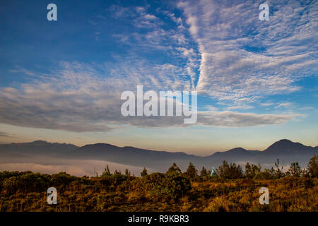 Sonnenaufgang in den Anden Dorf Machinguì, mit Vulkane Cotopaxi, Cayambe, Ecuador Stockfoto