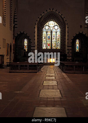 Alte Steine Schein gegen das Licht in das Kirchenschiff im gotischen Stil aus dem 13. Jahrhundert Katholische Kirche (Chiesa) Santa Caterina d'Alessandria in Pisa, Italien Stockfoto