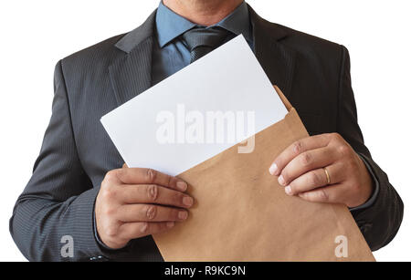 Business Mann öffnet Umschlag mit leeren Blatt, auf weißem Hintergrund. Stockfoto