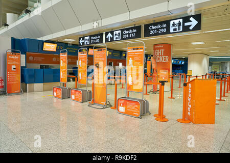 Rom, Italien, ca. November 2017: easyJet Check-in-Bereich im internationalen Flughafen Fiumicino "Leonardo da Vinci" Stockfoto