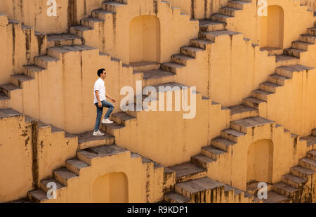 Männer überquerung Der stufenabgängen von Chand Baori in Jaipur, Indien Stockfoto