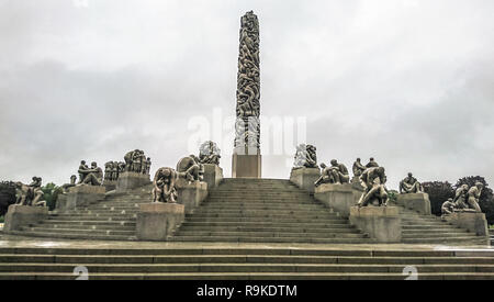 Oslo, Norwegen - 27 September 2018: 'Monolith' ist eine zentrale skulpturalen Komposition in Frogner Park, geschaffen von Bildhauer Gustavo Vigeland. Zeigt eine Perso Stockfoto