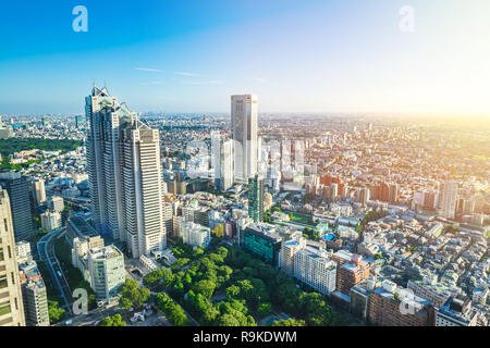 Asien Business Konzept für Immobilien und Corporate Bau - Panoramablick auf die moderne Skyline der Stadt Luftaufnahme der Shinjuku-gegend unter strahlend blauen Himmel ein Stockfoto