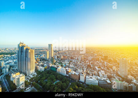 Asien Business Konzept für Immobilien und Corporate Bau - Panoramablick auf die moderne Skyline der Stadt Luftaufnahme der Shinjuku-gegend unter Dämmerung Himmel und d Stockfoto