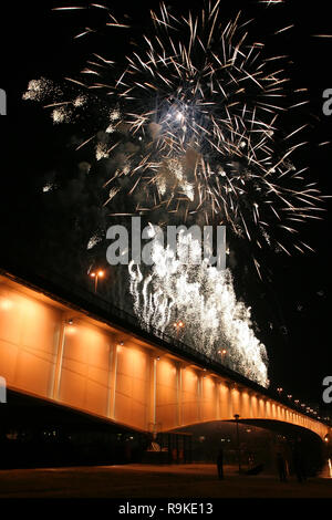 Feuerwerk über Branko's Bridge in Belgrad - Die meisten Brankov Stockfoto