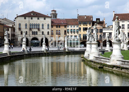 Statue gesäumt Wasserspiel in Prato della Valle in Padua. Stockfoto