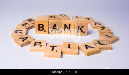 Konzept der Rekapitalisierung der Banken auf dem isoalated Hintergrund. Stockfoto