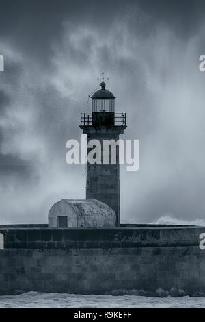 Alte Fluss Douro Mündung in einem Winter Tag sehen Spray aus den großen stürmischen Wellen des Meeres. Farben Blau. Stockfoto