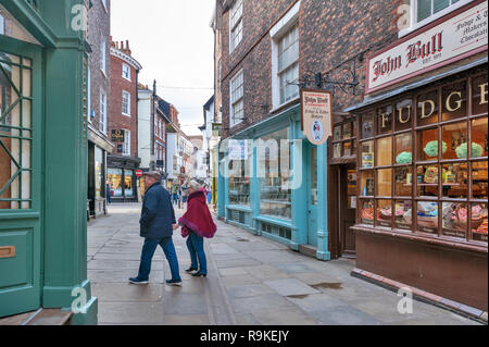 York, England - April 2018: die Geschäfte entlang der Minster Tore Straße in der Nähe von York Minster im historischen Viertel der Stadt York, England, Großbritannien Stockfoto