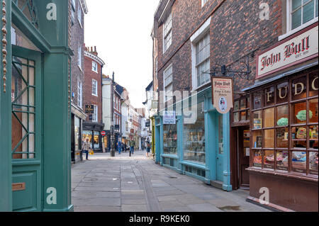 York, England - April 2018: die Geschäfte entlang der Minster Tore Straße in der Nähe von York Minster im historischen Viertel der Stadt York, England, Großbritannien Stockfoto