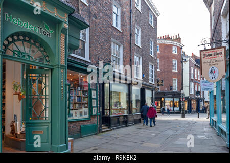 York, England - April 2018: die Geschäfte entlang der Minster Tore Straße in der Nähe von York Minster im historischen Viertel der Stadt York, England, Großbritannien Stockfoto