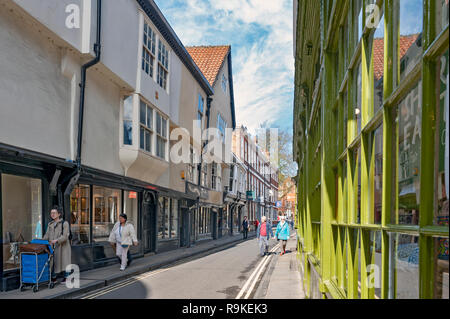 York, England - April 2018: die Geschäfte entlang der Minster Tore Straße in der Nähe von York Minster im historischen Viertel der Stadt York, England, Großbritannien Stockfoto