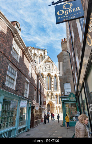 York, England - April 2018: die Geschäfte entlang der Minster Tore Straße in der Nähe von York Minster im historischen Viertel der Stadt York, England, Großbritannien Stockfoto