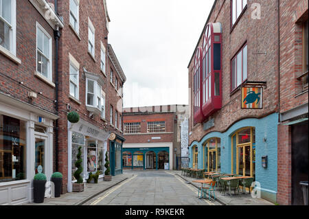 York, England - April 2018: die alten Ziegel Gebäuden, Geschäften und Restaurants auf der Gasse von wenig Stonegate im historischen Viertel der Stadt York, Engla Stockfoto