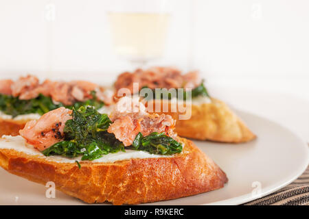 Lecker geräucherten Lachs und Spinat canapé auf weißem Teller serviert - Nahaufnahme Stockfoto