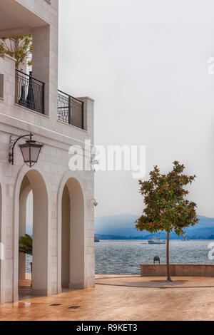 Waterfront von modernem Luxus in Tivat, Porto Montenegro. Elite, Yachthafen und Promenade mit hohen Hotels und Geschäften. Stockfoto