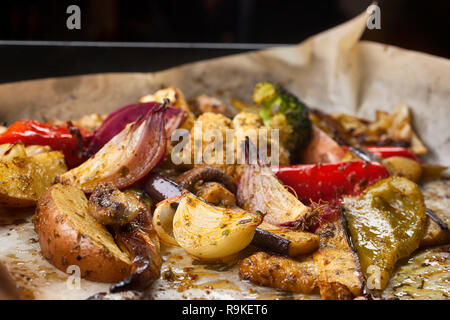 Vegane Küche. Gebratenes Gemüse auf das Backblech Herbst - Winter Wurzelgemüse. Stockfoto