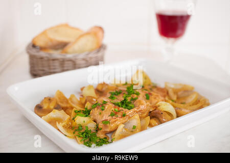 Hunter's Beef Steak - lovačke snicle - in einer Sauce aus Sahne, Champignons und Wein marinierte Stockfoto