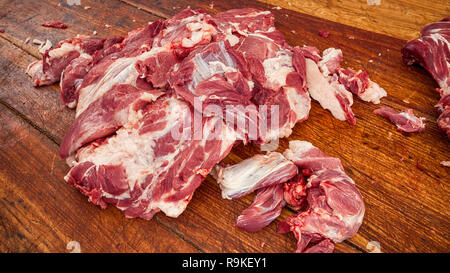 Frisches rohes Schweinefleisch auf einem alten Holz- Metzger Tabelle Stockfoto