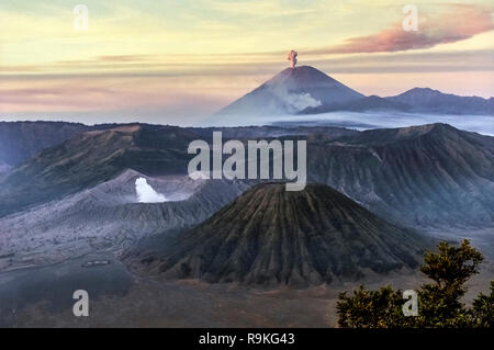Sonnenaufgang auf dem Mount Bromo, Insel Java, Indonesien Stockfoto